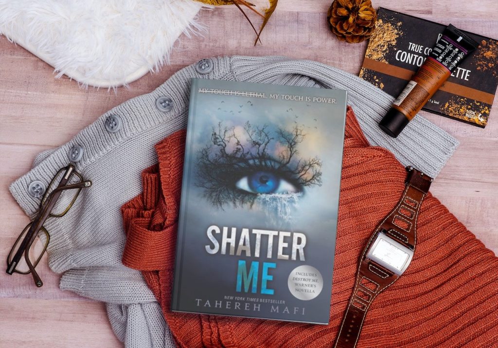 Shatter Me book by Tahereh Mafi